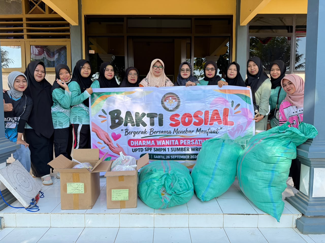 BAKTI SOSIAL DARMA WANITA SMP NEGERI 1 SUMBER WRINGIN